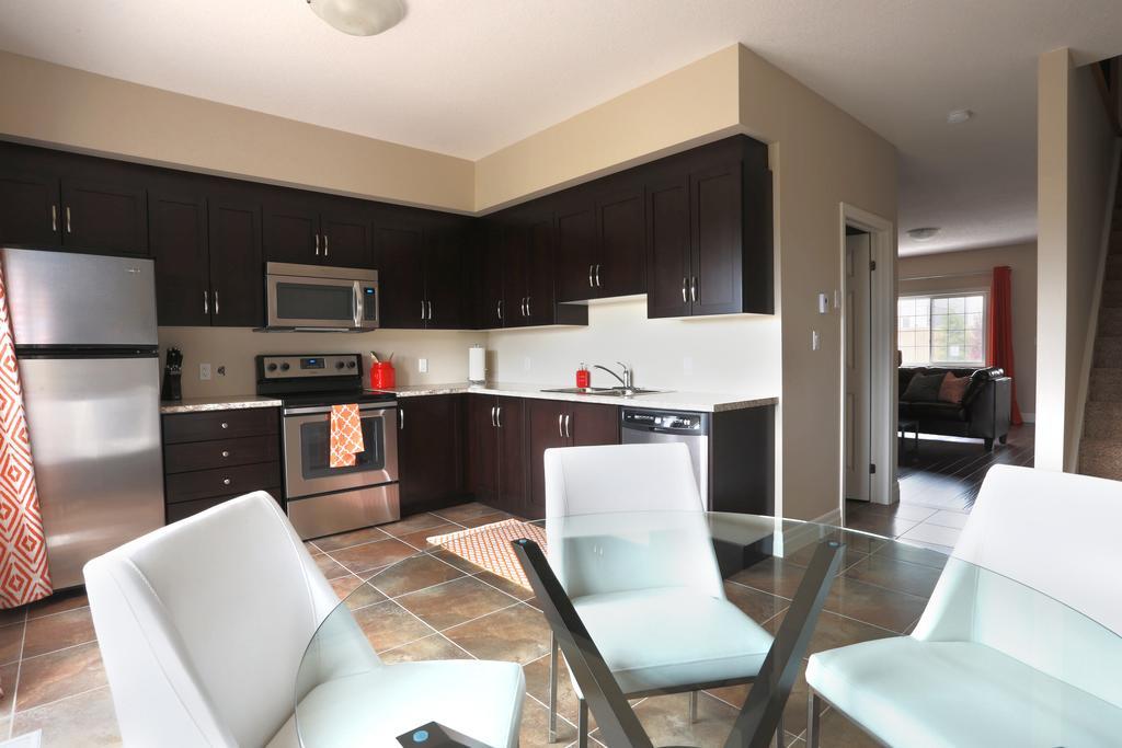 Boardwalk Homes - Executive Guest Rooms & Townhomes Kitchener Δωμάτιο φωτογραφία